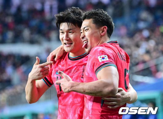 [OSEN=대전, 최규한 기자] 14일 오후 대전월드컵경기장에서 대한민국과 볼리비아의 축구 국가대표팀 평가전이 열렸다.홍명보호는 내년 6월 열리는 2026 국제축구협회(FIFA) 북중미월드컵을 앞두고 월드컵 남미 예선에서 7위를 거두며 플레이오프에 진출한볼리비아를 상대로 본선에서의 경쟁력을 시험할 기회를 갖는다.후반 한국 조규성이 팀 두번째 골을 작렬시킨 뒤 김민재와 환호하고 있다. 2025.11.14 / dreamer@osen.co.kr