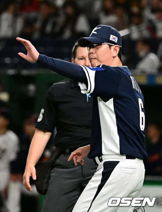 [OSEN=도쿄(일본), 조은정 기자]15일 일본 도쿄돔에서 ‘2025 NAVER K-BASEBALL SERIES’ 대한민국과 일본의 1차전 경기가 열렸다.한국은 곽빈, 일본은 소타니 류헤이를 선발투수로 내세웠다.5회초 무사에서 대한민국 문현빈이 내야 안타로 출루했으나 4심 합의 결과 투수 맞고 1루수 플라이 아웃으로 처리되자 류지현 감독이 그라운드로 나와 심판진과 이야기를 나누고 있다. 2025.11.15. /cej@osen.co.kr