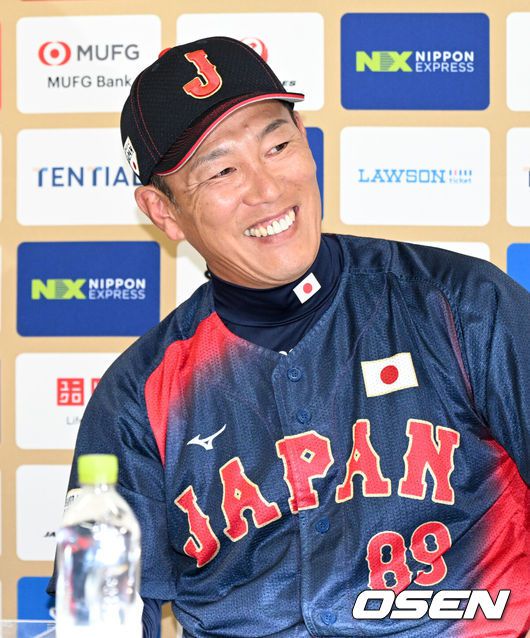 [OSEN=도쿄(일본), 조은정 기자]14일 일본 도쿄돔에서 월드베이스볼클래식(WBC) 대비 한일 평가전을 앞두고 공식 기자회견이 열렸다.한국 대표팀은 오는 14일까지 훈련을 하고 15일과 16일 일본과 두 차례 평가전을 치른다.일본 이바타 히로카즈 감독이 메이저리거 관련 질문에 웃음을 보이고 있다. 2025.11.14 /cej@osen.co.kr