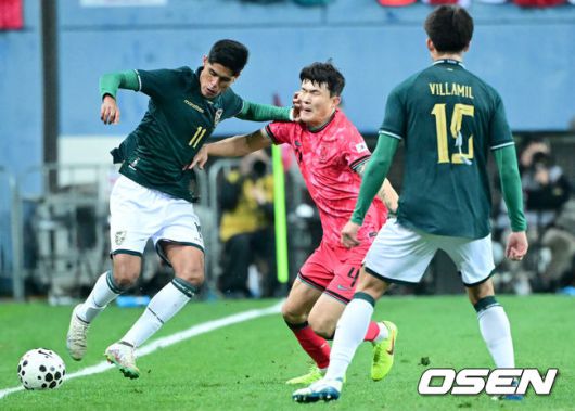[OSEN=대전, 최규한 기자] 14일 오후 대전월드컵경기장에서 대한민국과 볼리비아의 축구 국가대표팀 평가전이 열렸다.홍명보호는 내년 6월 열리는 2026 국제축구협회(FIFA) 북중미월드컵을 앞두고 월드컵 남미 예선에서 7위를 거두며 플레이오프에 진출한볼리비아를 상대로 본선에서의 경쟁력을 시험할 기회를 갖는다.전반 한국 김민재가 상대 공격을 마크하고 있다. 2025.11.14 / dreamer@osen.co.kr