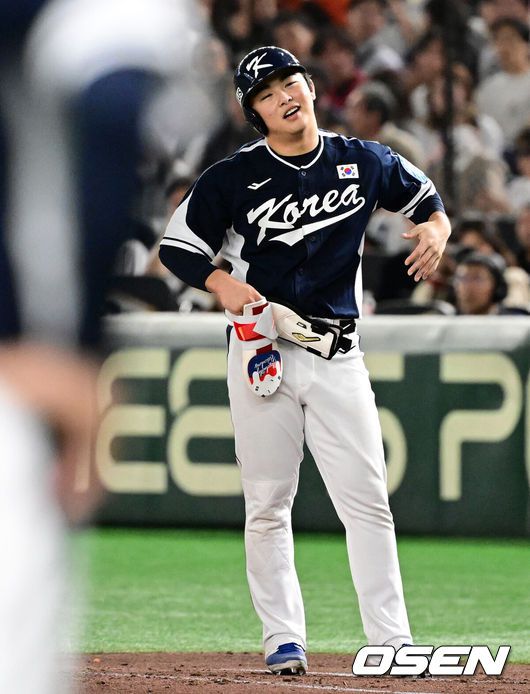 [OSEN=도쿄(일본), 조은정 기자]15일 일본 도쿄돔에서 ‘2025 NAVER K-BASEBALL SERIES’ 대한민국과 일본의 1차전 경기가 열렸다.한국은 곽빈, 일본은 소타니 류헤이를 선발투수로 내세웠다.5회초 무사에서 대한민국 문현빈이 내야 안타가 아닌 4심 합의 결과 투수 맞고 1루수 플라이 아웃으로 처리되자 아쉬워하고 있다. 2025.11.15. /cej@osen.co.kr
