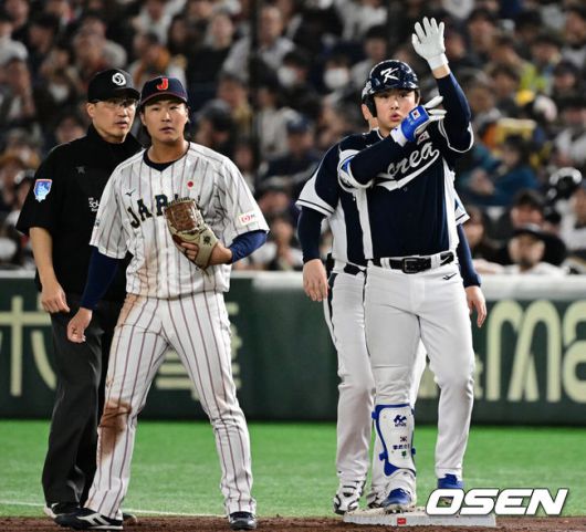 [OSEN=도쿄(일본), 조은정 기자]15일 일본 도쿄돔에서 ‘2025 NAVER K-BASEBALL SERIES’ 대한민국과 일본의 1차전 경기가 열렸다.한국은 곽빈, 일본은 소타니 류헤이를 선발투수로 내세웠다.5회초 무사에서 대한민국 문현빈이 내야안타로 출루하며 세리머니를 하고 있다. 하지만 4심 합의 결과 투수 맞고 1루수 플라이 아웃으로 처리됐다. 2025.11.15. /cej@osen.co.kr