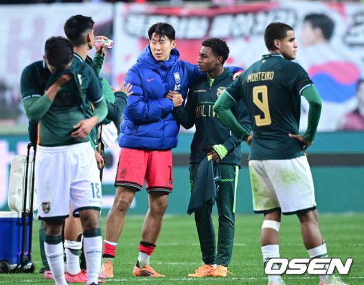 [OSEN=대전, 최규한 기자] 1년 8개월 만에 대표팀으로 돌아온 조규성이 골맛을 봤다. 손흥민도 프리킥 득점으로 한국을 승리로 이끌었다.홍명보 감독이 이끄는 한국축구대표팀(FIFA 랭킹 22위)은 14일대전월드컵경기장에서 볼리비아(76위)와 11월 A매치 1차전을 치러 2-0으로 승리했다.경기를 마치고 승리한 한국 손흥민이 볼리비아 선수들과 인사를 나누고 있다. 2025.11.14 / dreamer@osen.co.kr