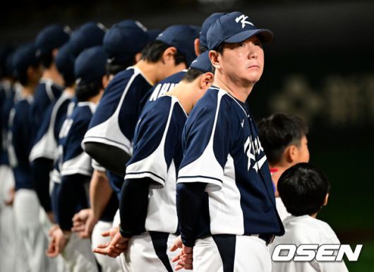 [OSEN=도쿄(일본), 조은정 기자] 한국 야구 대표팀이 한일전 첫 번째 경기에서 뼈아픈 역전패를 허용했다. 2023년 WBC(월드베이스볼클래식)에 이어서 또 한 번 마운드의 차이를 여실히 느꼈다.한국은 15일 일본 도쿄도 도쿄돔에서 열린 ‘2025 NAVER K-BASEBALL SERIES’ 일본과의 1차전에서 4-11역전패를 당했다. 이날 패배로 한국은 성인 대표팀 경기에서 2015년 프리미어12 준결승 4-3 승리 이후일본에 10연패(아시안게임 제외)를 당하고 말았다.경기 전 류지현 감독이 도열하고 있다. 2025.11.15. /cej@osen.co.kr