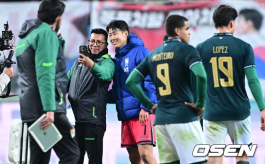 [OSEN=대전, 최규한 기자] 1년 8개월 만에 대표팀으로 돌아온 조규성이 골맛을 봤다. 손흥민도 프리킥 득점으로 한국을 승리로 이끌었다.홍명보 감독이 이끄는 한국축구대표팀(FIFA 랭킹 22위)은 14일대전월드컵경기장에서 볼리비아(76위)와 11월 A매치 1차전을 치러 2-0으로 승리했다.경기를 마치고 승리한 한국 손흥민이 볼리비아 관계자들과 사진을 찍고 있다. 2025.11.14 / dreamer@osen.co.kr