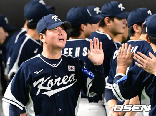 [OSEN=도쿄(일본), 조은정 기자] 한국 야구 대표팀이 한일전 첫 번째 경기에서 뼈아픈 역전패를 허용했다. 2023년 WBC(월드베이스볼클래식)에 이어서 또 한 번 마운드의 차이를 여실히 느꼈다.한국은 15일 일본 도쿄도 도쿄돔에서 열린 ‘2025 NAVER K-BASEBALL SERIES’ 일본과의 1차전에서 4-11역전패를 당했다. 이날 패배로 한국은 성인 대표팀 경기에서 2015년 프리미어12 준결승 4-3 승리 이후일본에 10연패(아시안게임 제외)를 당하고 말았다.경기 전 류지현 감독이 선수단과 하이파이브를 하고 있다. 2025.11.15. /cej@osen.co.kr