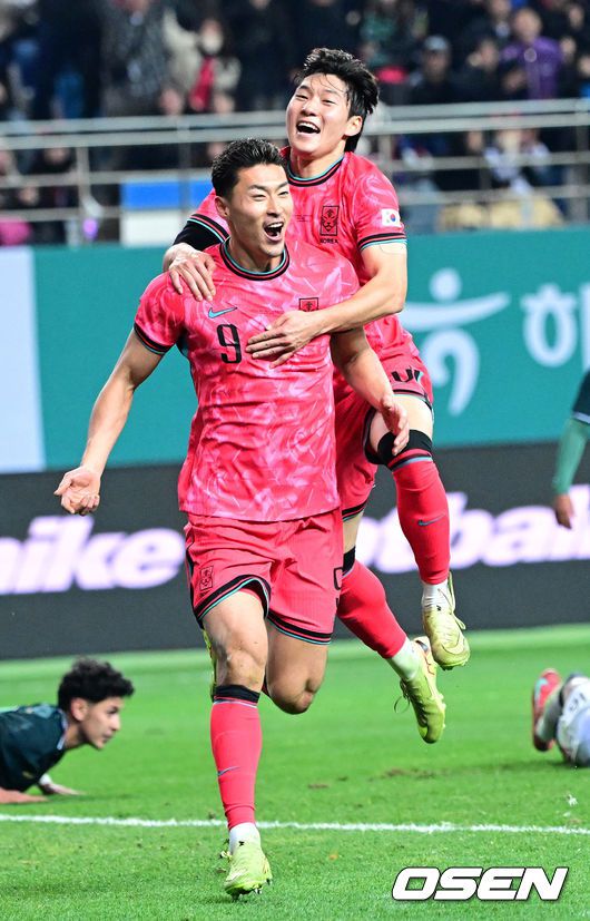 [OSEN=대전, 최규한 기자] 1년 8개월 만에 대표팀으로 돌아온 조규성이 골맛을 봤다. 손흥민도 프리킥 득점으로 한국을 승리로 이끌었다.홍명보 감독이 이끄는 한국축구대표팀(FIFA 랭킹 22위)은 14일대전월드컵경기장에서 볼리비아(76위)와 11월 A매치 1차전을 치러 2-0으로 승리했다.후반 막판 한국 조규성이 팀 두번째 골을 작렬시킨 뒤 배준호와 환호하고 있다. 2025.11.14 / dreamer@osen.co.kr
