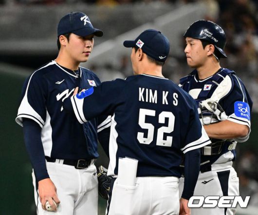 [OSEN=도쿄(일본), 조은정 기자]15일 일본 도쿄돔에서 ‘2025 NAVER K-BASEBALL SERIES’ 대한민국과 일본의 1차전 경기가 열렸다.한국은 곽빈, 일본은 소타니 류헤이를 선발투수로 내세웠다.8회말 무사 만루에서 대한민국 김광삼 코치가 마운드에 올라 이민석과 이야기를 나누고 있다. 2025.11.15. /cej@osen.co.kr