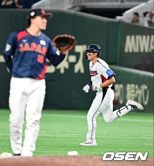 [OSEN=도쿄(일본), 조은정 기자] 대한민국 야구 대표팀이 극적인 무승부를 거두며 한일전 연패를 10연패에서 막았다.한국은 16일 일본 도쿄도 도쿄돔에서 열린 ‘2025 NAVER K-BASEBALL SERIES’ 일본과의 2차전에서 7-7 무승부를 거뒀다. 2연전 시리즈 1무 1패를 기록한한국은 2015년 프리미어12 준결승전 4-3 승리 이후 성인 대표팀 기준(아시안게임 제외) 한일전에서 10연패를 기록했지만 처음으로 무승부를 만드는데 성공했다.9회말 2사에서 대한민국 김주원이 우중월 솔로 홈런을 치고 그라운드를 돌고 있다. 2025.11.16 /cej@osen.co.kr