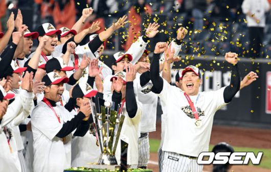 [OSEN=대전, 손용호 기자] 프로야구 LG 트윈스는 31일 대전 한화생명볼파크에서 열린 2025 신한 SOL뱅크 KBO 한국시리즈(7전 4선승제) 한화 이글스와의 5차전에서 4-1로 승리했다. 정규시즌 1위 LG는 시리즈 전적 4승 1패로 통합우승 금자탑을 쌓았다. LG의 통합우승은 1990년, 1994년, 2023년에 이은 통산 4번째로, 염경엽 감독은 2023년 부임 후 3년 사이 팀을 두 차례나 정상에올려놓는 위대한 업적을 달성했다. LG 김현수가 한국시리즈 MVP로 선정돼 기뻐하고 있다. 2025.10.31 /spjj@osen.co.kr