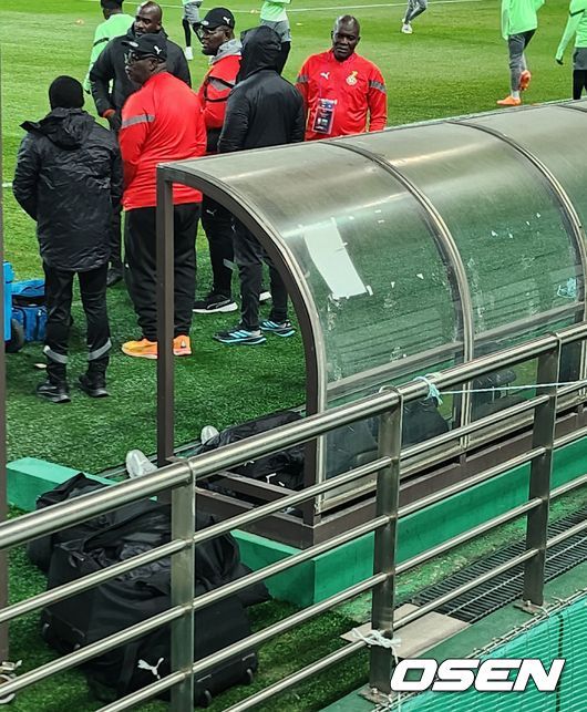 [OSEN=서울월드컵경기장, 고성환 기자] 홀로 벤치에 깊숙이 앉아 훈련에 참가하지 않은 로렌스 아티지기.