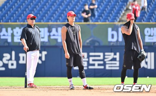 [OSEN=창원, 이석우 기자] 6일 창원NC파크에서 2025 신한 SOL 뱅크 KBO 리그 NC 다이노스와 KIA 타이거즈의 경기가 열렸다. 홈팀 NC는 라일리가, 방문팀 KIA는 올러가 선발 출전했다. KIA 타이거즈 이범호 감독이 선수들의 훈련을 지켜보고 있다. 2025.09.06 / foto0307@osen.co.kr