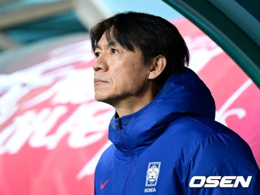 [OSEN=대전, 최규한 기자] 1년 8개월 만에 대표팀으로 돌아온 조규성이 골맛을 봤다. 손흥민도 프리킥 득점으로 한국을 승리로 이끌었다.홍명보 감독이 이끄는 한국축구대표팀(FIFA 랭킹 22위)은 14일대전월드컵경기장에서 볼리비아(76위)와 11월 A매치 1차전을 치러 2-0으로 승리했다.경기를 앞두고 한국 홍명보 감독이 피치를 바라보고 있다. 2025.11.14 / dreamer@osen.co.kr