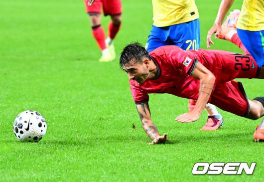 [OSEN=서울월드컵경기장, 지형준 기자] 세계의 벽은 높았다. 결과는 0-5 대패였다.홍명보감독이 이끄는 대한민국 남자 축구 국가대표팀은 10일 서울월드컵경기장에서 '세계 최강' 브라질을상대로 A매치평가전을 치러이스테방(첼시)과 호드리구(레알 마드리드)에게 나란히 2골을 허용하면서 0-5로 대패했다.후반 한국 카스트로프가 파울에 넘어지며 볼을 바라보고 있다. 2025.10.10 /jpnews@osen.co.kr