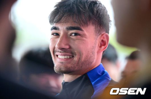 [OSEN=고양, 최규한 기자] 홍명보 감독이 이끄는 대한민국 축구 국가대표팀이 7일 오후 경기도 고양종합운동장 보조경기장에서 오는 10일 브라질과의 평가전을 앞두고 오픈트레이닝을 진행했다.한국 축구대표팀과 브라질은 오는 10일 서울월드컵경기장에서 친선경기를 갖는다.A대표팀 옌스 카스트로프가 취재진과 인터뷰하며 미소짓고 있다. 2025.10.07 / dreamer@osen.co.kr