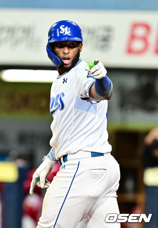 [OSEN=대구, 박준형 기자] 14일 대구 삼성라이온즈파크에서 ‘2025 신한 SOL뱅크 KBO리그’ 준플레이오프(5전 3선승제) 4차전 삼성 라이온즈와 SSG 랜더스의 경기가 열렸다.삼성은 아리엘 후라도, SSG는 김광현을 선발로 내세웠다.8회말 2사 1루 삼성 디아즈가 재역전 2점 홈런을 날리고 더그아웃 향해 소리를 지르고 있다   2025.10.14 / soul1014@osen.co.kr