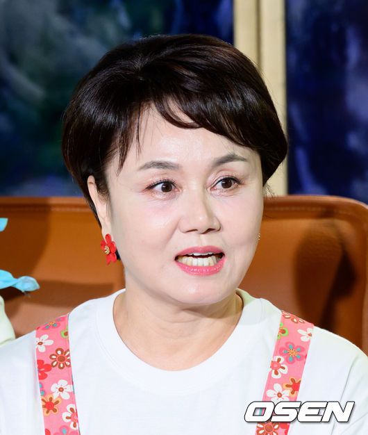 [OSEN=이대선 기자] 6일 오후 서울 대학로 스타릿홀에서 연극 '스페셜 보잉보잉' 프레스콜이 열렸다.'스페셜 보잉보잉’은 애인 셋의 비행 스케줄을 철저히 관리하며 몰래 데이트를 즐기던 조지섭에게 어느 날 악천후로 비행기가 결항되면서 세 명의 애인이 모두 집으로 찾아와 벌어지는 해프닝을 그린 코미디물로 내년 2월 1일까지 공연된다.개그맨 이경실이 취재진의 질문을 듣고 있다. 2025.11.06 /sunday@osen.co.kr