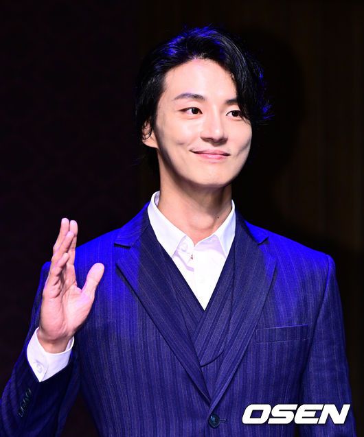 [OSEN=지형준 기자] 10일 오후 서울 강서구 마곡동 LG아트센터 U+스테이지에서 연극 '사의 찬미' 프레스콜이 열렸다.‘사의 찬미’는 1920년, 격동의 시대를 살아간 젊은이들의 사랑과 자유, 예술에 대한 열망을 그린 연극이다.배우 윤시윤이 포토타임을 하고 있다. 2025.07.10 / jpnews@osen.co.kr