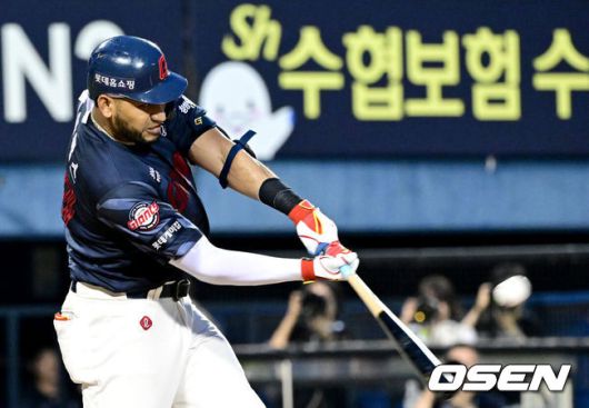 [OSEN=잠실, 최규한 기자] 20일 서울 잠실야구장에서 ‘2025 신한 SOL Bank KBO리그’ LG 트윈스와 롯데 자이언츠의 경기가 열렸다.홈팀 LG는 손주영, 방문팀 롯데는 나균안을 선발로 내세웠다.3회초 1사 1, 2루 상황 롯데 레이예스가 역전 중월 스리런포를 날리고 있다. 2025.08.20 / dreamer@osen.co.kr