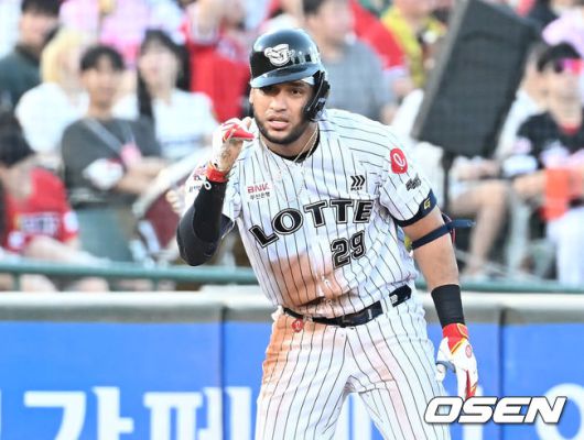 [OSEN=부산, 이석우 기자] 26일 부산 사직야구장에서 2025 신한 SOL 뱅크 KBO 리그 롯데 자이언츠와 KIA 타이거즈의 경기가 열렸다. 홈팀 롯데는 이민석이, 방문팀 KIA는 이의리가 선발 출전했다.롯데 자이언츠 레이예스가 3회말 무사 1루 우익수 뒤 1타점 3루타를 치고 세리머니를 하고 있다. 2025.07.26 / foto0307@osen.co.kr