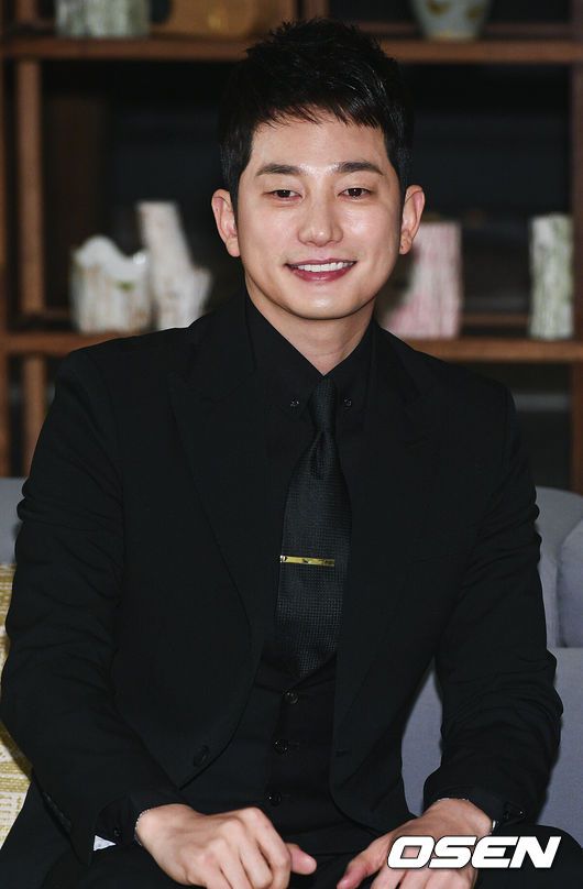 [OSEN=용인, 박준형 기자] 15일 경기도 용인시 양지면 제일리 한 스튜디오에서 TV CHOSUN 특별기획 드라마 '바벨' 촬영현장공개이 공개됐다.'바벨'은 복수를 위해 인생을 내던진 검사와 재벌과의 결혼으로 인해 인생이 망가진 여배우의 사랑 그리고 살인과 암투 속에 드러나는 재벌가의 탐욕스러운 민낯과 몰락을 그리는 '미스터리 격정 멜로' 드라마이다. 박시후가 포즈를 취하고있다./  soul1014@osen.co.kr