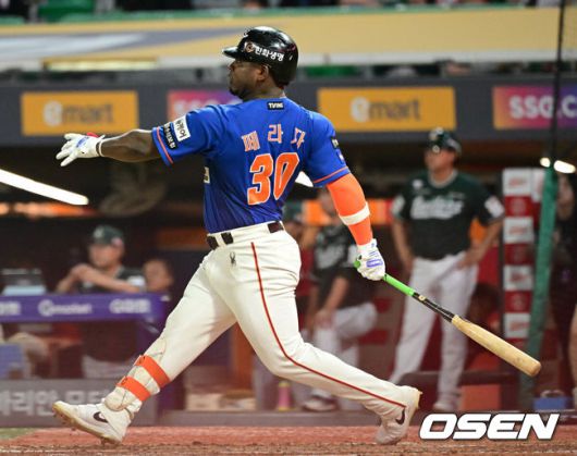 [OSEN=인천, 김성락 기자] 17일 오후 인천 SSG 랜더스필드에서 ‘2024 신한은행 SOL Bank KBO리그’ SSG 랜더스와 한화 이글스의 경기가 열렸다. 이날 홈팀 SSG는 김광현, 원정팀 한화는 바리아를 선발투수로 내세웠다. 7회초 한화 선두타자 페라자가 2루타를 날리고 있다.  2024.08.17 / ksl0919@osen.co.kr