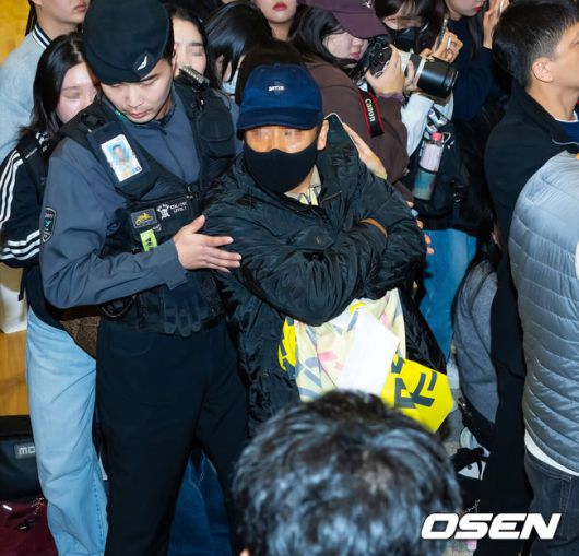 [OSEN=인천공항, 민경훈 기자] 미국프로야구 메이저리그(MLB)LA 다저스의 김혜성이 6일 오후 인천국제공항을 통해 귀국했다.김혜성은 메이저리그 진출 첫 해 우승반지를 거머쥐는 영광을 누렸다. 한국인 메이저리거 야수로는 역대 최초로 월드시리즈 우승반지를 차지한 김혜성은 올해 71경기 출전, 타율 0.280(161타수 45안타), 3홈런 17타점 19득점, 13도루(1실패), 출루율 0.314 장타율 0.385, OPS 0.699의 기록으로 정규시즌을 마무리했다.김혜성이 입국장 앞에서 인터뷰를 할때 한 남성이 비난 현수막을 펼친 후 퇴장당하고 있다. 2025.11.06 /rumi@osen.co.kr