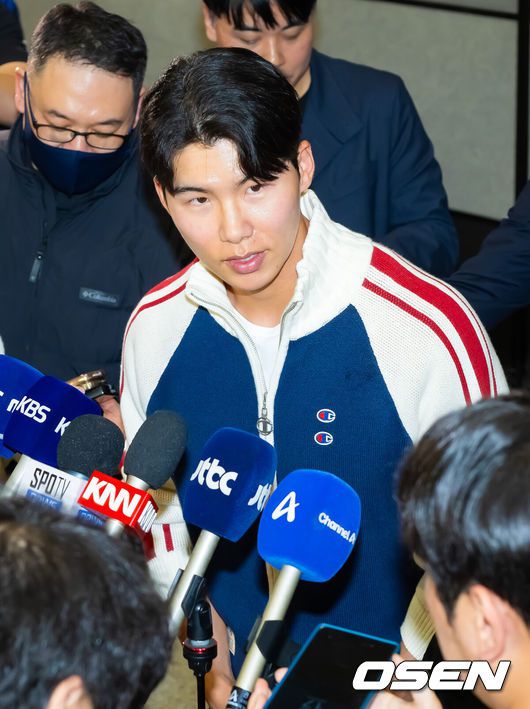 [OSEN=인천공항, 민경훈 기자] 미국프로야구 메이저리그(MLB)LA 다저스의 김혜성이 6일 오후 인천국제공항을 통해 귀국했다.김혜성은 메이저리그 진출 첫 해 우승반지를 거머쥐는 영광을 누렸다. 한국인 메이저리거 야수로는 역대 최초로 월드시리즈 우승반지를 차지한 김혜성은 올해 71경기 출전, 타율 0.280(161타수 45안타), 3홈런 17타점 19득점, 13도루(1실패), 출루율 0.314 장타율 0.385, OPS 0.699의 기록으로 정규시즌을 마무리했다.김혜성이 입국장 앞에서 인터뷰를 하며 인사를 하고 있다. 2025.11.06 /rumi@osen.co.kr