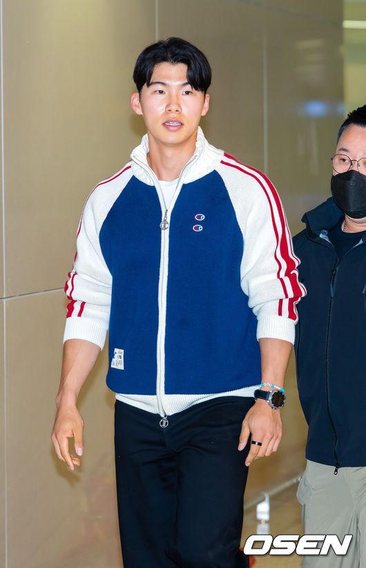 [OSEN=인천공항, 민경훈 기자] 미국프로야구 메이저리그(MLB)LA 다저스의 김혜성이 6일 오후 인천국제공항을 통해 귀국했다.김혜성은 메이저리그 진출 첫 해 우승반지를 거머쥐는 영광을 누렸다. 한국인 메이저리거 야수로는 역대 최초로 월드시리즈 우승반지를 차지한 김혜성은 올해 71경기 출전, 타율 0.280(161타수 45안타), 3홈런 17타점 19득점, 13도루(1실패), 출루율 0.314 장타율 0.385, OPS 0.699의 기록으로 정규시즌을 마무리했다.김혜성이 입국장에서 걸어 나오고 있다. 2025.11.06 /rumi@osen.co.kr