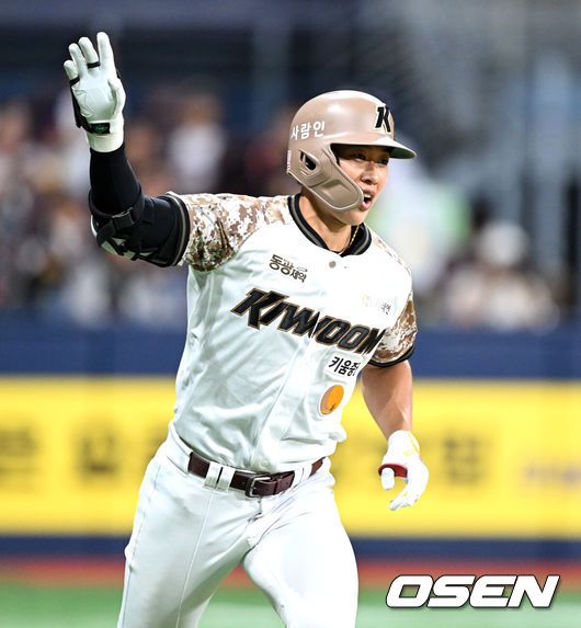 [OSEN=고척, 이대선 기자] 프로야구 키움 히어로즈가 극적인 끝내기 승리로 3연승을 질주했다.키움은 6일 서울 고척스카이돔에서 열린 ‘2025 신한은행 SOL Bank KBO리그’은 LG 트윈스와의 경기에서 2-1로 승리했다. 이날 승리로 시즌 두 번째 3연승에 성공했다. 3월 28일 SSG전 승리 이후 70일 만에 3연승이다.10회말 끝내기 홈런을 기록한 키움 송성문이 환호하고 있다. 2025.06.06 /sunday@osen.co.kr