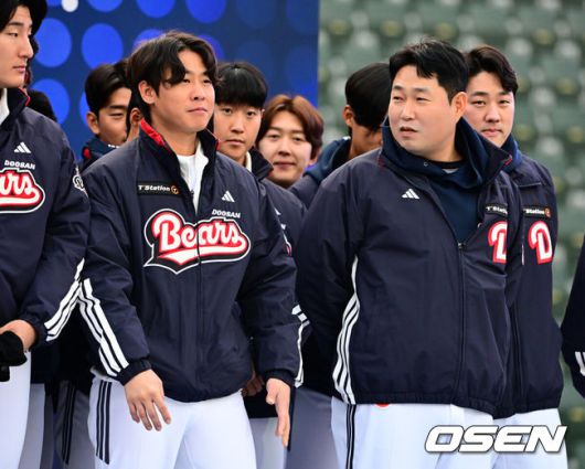 [OSEN=잠실, 지형준 기자] 프로야구 두산 베어스가 23일 오후 서울 잠실야구장에서 ‘2025곰들의 모임’을 개최했다.곰들의 모임은 한 시즌 동안 변함없는 응원을 보내준 최강10번타자 팬들에게 감사의 마음을 전하기 위해 마련된 팬 페스티벌이다.박찬호, 양의지가 이야기를 나누고 있다. 2025.11.23 /jpnews@osen.co.kr