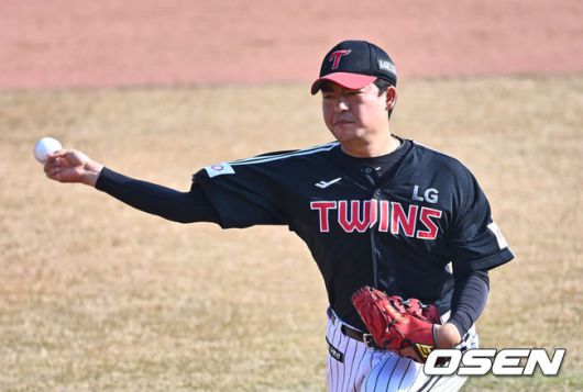 [OSEN=부산, 이석우 기자] 11일 부산 사직야구장에서 2025 신한 SOL 뱅크 KBO 리그 롯데 자이언츠와 LG 트윈스의 시범경기가 열렸다. 홈팀 롯데는 나균안이 선발로 출전하고, 방문팀 LG는 임찬규가 선발로 출전했다.LG 트윈스 심창민 역투하고 있다. 2025.03.11 / foto0307@osen.co.kr