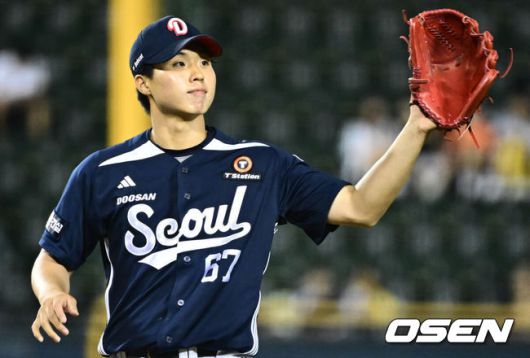 [OSEN=잠실, 조은정 기자]7일 오후 서울 잠실구장에서 ‘2025 신한 SOL Bank KBO리그’ LG 트윈스와 두산 베어스의 경기가 열렸다.LG는 송승기, 두산은 곽빈을 선발로 내세웠다.8회말 무사 1루 두산 홍민규가 1루주자 최원영을 견제사 시킨 뒤 미소짓고 있다. 2025.08.07 /cej@osen.co.kr