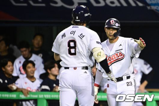 [OSEN=잠실, 조은정 기자]28일 오후 서울 잠실구장에서 ‘2025 신한 SOL Bank KBO리그’ 두산 베어스와 삼성 라이온즈의 경기가 열렸다.두산은 최민석, 삼성은 최원태를 선발로 내세웠다.2회말 2사 1루 두산 케이브가 투런 홈런을 날린 뒤 베이스를 돌고 있다. 2025.08.28 /cej@osen.co.kr