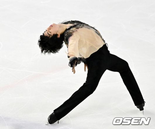 [OSEN=민경훈 기자] 30일 오후 서울 양천구 목동아이스링크장에서 ‘2025 KB금융 전국남녀 피겨스케이팅 회장배 랭킹대회’가 열렸다.이번 대회는 2026 ISU 사대륙 피겨스케이팅 선수권대회 파견선수 선발전과 2026 밀라노 코르티나 동계올림픽대회 1차 선발전, 2025/27 국가대표 1차 선발전으로 진행된다. 남자 시니어 프리 프로그램 부문 차준환이 멋진 연기를 펼치고 있다. 2025.11.30 / rumi@osen.co.kr