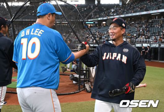 [OSEN=손용호 기자] 30일 일본 에스콘필드 홋카이도에서 ‘한일 드림 플레이어즈 게임’이 열렸다. 이 게임은 한국과 일본 프로야구를 대표했던 스타들이 총  출동해 양국의 우정을 이어간다.이대호가 나카다 쇼와 반갑게 인사를 나누고 있다./spjj@osen.co.kr