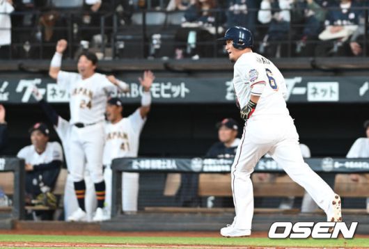 [OSEN=손용호 기자] 30일 일본 에스콘필드 홋카이도에서 ‘한일 드림 플레이어즈 게임’이 열렸다. 이 게임은 한국과 일본 프로야구를 대표했던 스타들이 총  출동해 양국의 우정을 이어간다.4회말 나카다 쇼가 홈런을 치고 기뻐하고 있다./spjj@osen.co.kr