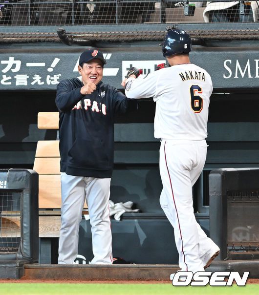 [OSEN=손용호 기자] 30일 일본 에스콘필드 홋카이도에서 ‘한일 드림 플레이어즈 게임’이 열렸다. 이 게임은 한국과 일본 프로야구를 대표했던 스타들이 총  출동해 양국의 우정을 이어간다.4회말 나카다 쇼가 홈런을 치고 하라 감독과 함께 기뻐하고 있다./spjj@osen.co.kr
