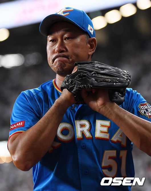 [OSEN=사진팀] 22일 오후 일본 홋카이도 에스콘필드에서 ‘한일 드림 플레이어즈' 경기가 열렸다.'한일 드림 플레이어즈 게임’은 한국과 일본의 프로야구 레전드 선수들이 진검 승부를 겨루는 스페셜 매치로 7월 22일(월) 오후 6시 30분에 에스콘필드 HOKKAIDO에서 펼쳐졌다.대한민국 봉중근이 몸을 풀고 있다. 2024.07.22 / photo@osen.co.kr<사진=사진공동취재단>