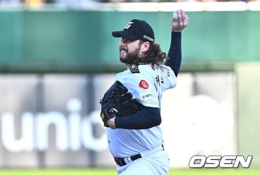 [OSEN=부산, 이석우 기자] 28일 부산 사직야구장에서 2024 신한 SOL 뱅크 KBO 리그 롯데 자이언츠와 한화 이글스의 경기가 열렸다. 홈팀 롯데는 윌커슨이 선발 출전하고 한화는 바리아가 선발 출전했다.롯데 자이언츠 선발 투수 윌커슨이 역투하고 있다. 2024.06.28 / foto0307@osen.co.kr