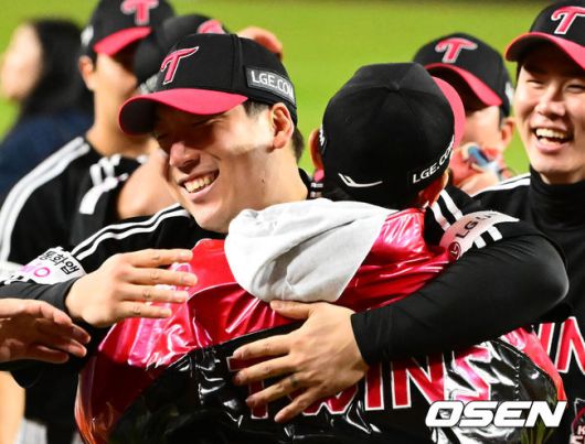 [OSEN=대전, 지형준 기자] 이변은 없었다. 2025시즌 우승팀은 무적 LG 트윈스다.프로야구 LG 트윈스는 31일 대전 한화생명볼파크에서 열린 2025 신한 SOL뱅크 KBO 한국시리즈(7전 4선승제) 한화 이글스와의 5차전에서 4-1로 승리했다.정규시즌 1위 LG는 시리즈 전적 4승 1패로 통합우승 금자탑을 쌓았다. LG의 통합우승은 1990년, 1994년, 2023년에 이은 통산 4번째로, 염경엽 감독은 2023년 부임 후 3년 사이 팀을 두 차례나 정상에올려놓는 위대한 업적을 달성했다. 2023년 1위, 2024년 3위, 2025년 1위로 KBO리그에 트윈스 왕조 시대를 활짝 열었다.반면 2위 한화는 플레이오프를 거쳐 2006년 이후 19년 만에 한국시리즈 무대를 밟았지만, LG의 벽을 넘지 못하며 1999년 이후 26년 만에 통산 두 번째 우승이 무산됐다.LG 염경엽 감독이 김현수와 우승을 기뻐하고 있다. 2025.10.31 /jpnews@osen.co.kr
