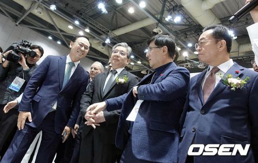 이용배 현대로템 대표이사, 장재훈 현대차그룹 부회장, 김성환 기후에너지환경부 장관(왼쪽부터)이 월드 하이드로젠 엑스포 2025에 설치된 현대차 부스를 돌아보며 담소를 나누고 있다.