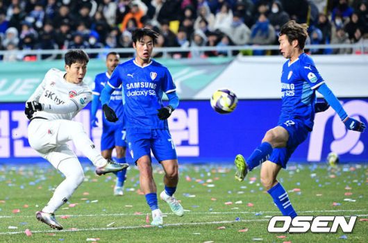 [OSEN=수원월드컵경기장, 최규한 기자] 3일 오후 경기도 수원월드컵경기장에서 ‘K리그 승강 플레이오프(PO)’1차전 수원 삼성과 제주 SK의 경기가 열렸다.K리그1 11위인 제주와 K리그2 2위인 수원의 격돌이다. 1부리그의 주인공을 정하는 이번승강 PO는 홈 앤드 어웨이 방식으로 치러진다. 3일 수원에서 1차전을 치른 뒤 7일 제주월드컵경기장으로 장소를 옮겨 2차전을 벌인다.후반 제주 남태희가 슛을 시도하고 있다. 2025.12.03 / dreamer@osen.co.kr