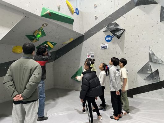 대한산악연맹이 주최하고 전국 17개 시·도 연맹이 주관, 문화체육관광부가 후원한 '2025 유·청소년 주말리그' 준결승전(KYBC 리그 권역별 챔피언 결정전)이 11월 15일부터 29일까지 진행돼 성황리에 마무리됐다. / 대한산악연맹