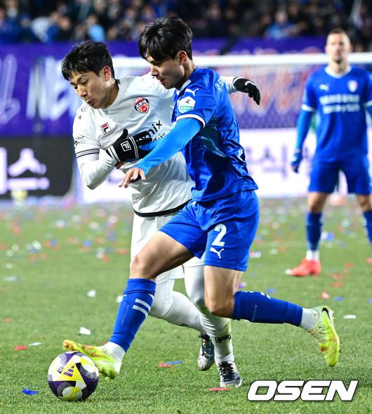 [OSEN=수원월드컵경기장, 최규한 기자] 3일 오후 경기도 수원월드컵경기장에서 ‘K리그 승강 플레이오프(PO)’1차전 수원 삼성과 제주 SK의 경기가 열렸다.이날 경기는 제주가 1-0으로 승리하며 잔류에 청신호를 켰다.후반 제주 남태희와 수원 장석환이 볼다툼을 벌이고 있다. 2025.12.03 / dreamer@osen.co.kr