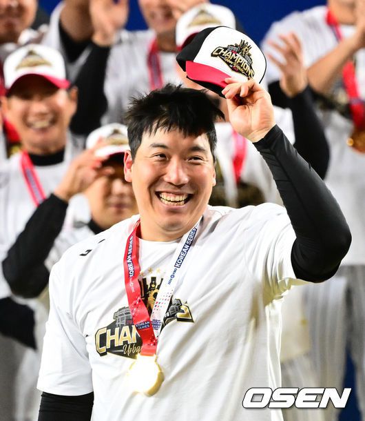 [OSEN=대전, 지형준 기자] 이변은 없었다. 2025시즌 우승팀은 무적 LG 트윈스다.프로야구 LG 트윈스는 31일 대전 한화생명볼파크에서 열린 2025 신한 SOL뱅크 KBO 한국시리즈(7전 4선승제) 한화 이글스와의 5차전에서 4-1로 승리했다.정규시즌 1위 LG는 시리즈 전적 4승 1패로 통합우승 금자탑을 쌓았다. LG의 통합우승은 1990년, 1994년, 2023년에 이은 통산 4번째로, 염경엽 감독은 2023년 부임 후 3년 사이 팀을 두 차례나 정상에올려놓는 위대한 업적을 달성했다. 2023년 1위, 2024년 3위, 2025년 1위로 KBO리그에 트윈스 왕조 시대를 활짝 열었다.반면 2위 한화는 플레이오프를 거쳐 2006년 이후 19년 만에 한국시리즈 무대를 밟았지만, LG의 벽을 넘지 못하며 1999년 이후 26년 만에 통산 두 번째 우승이 무산됐다.MVP에 선정된 LG 김현수가 팬들에게 인사를 건네고 있다. 2025.10.31 /jpnews@osen.co.kr