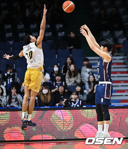 [OSEN=부산, 이석우 기자] 4일 부산 사직체육관에서 2025-2026 LG전자 프로농구 부산 KCC와 안양 정관장의 경기가 열렸다.  2025 KBL 신인선수 드래프트에서 전체 3순위로 입단한 윤기찬이 홈에서 첫 데뷔전 경기에 나섰다.부산 KCC 윤기찬이 첫 3점슛을 시도하고 있다. 2025.12.04 / foto0307@osen.co.kr