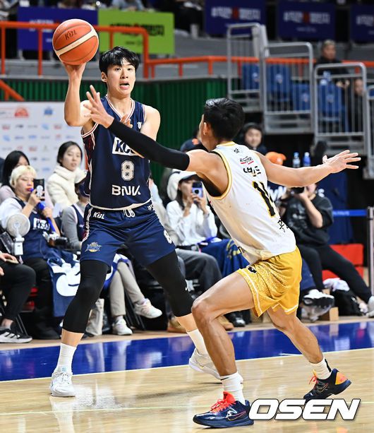 [OSEN=부산, 이석우 기자] 4일 부산 사직체육관에서 2025-2026 LG전자 프로농구 부산 KCC와 안양 정관장의 경기가 열렸다.  2025 KBL 신인선수 드래프트에서 전체 3순위로 입단한 윤기찬이 홈에서 첫 데뷔전 경기에 나섰다. 부산 KCC 윤기찬이 안양 정관장 렌즈 아반도의 마크를 피해 패스하고 있다. 2025.12.04 / foto0307@osen.co.kr