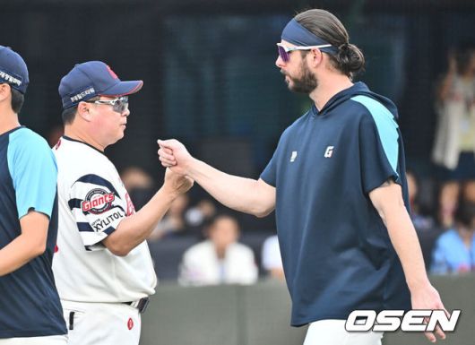 [OSEN=부산, 이석우 기자] 15일 부산 사직야구장에서 2024 신한 SOL 뱅크 KBO 리그 롯데 자이언츠와 한화 이글스의 경기가 열렸다. 홈팀 롯데는 윌커슨이 선발 출전하고 한화는 와이스가 선발 출전했다.롯데 자이언츠 윌커슨이 한화 이글스에 16-9로 승리한 후 김태형 감독과 기쁨을 나누고 있다. 2024.09.15 / foto0307@osen.co.kr