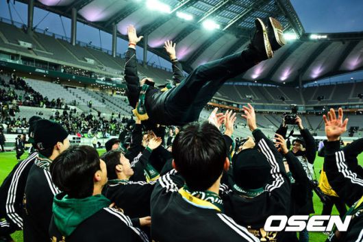 [OSEN=상암월드컵경기장, 조은정 기자] 전북현대가 끝내 정상에 섰다. 연장전 혈투 끝에 광주FC를 2-1로 꺾고 2025 하나은행 코리아컵 우승을 차지했다. 120분 동안 퇴장·부상·논란 상황이 뒤섞인 결승전이었지만, 마지막에 웃은 팀은 전북이었다.전북현대는 6일 오후 1시 30분 서울월드컵경기장에서 열린 2025 하나은행 코리아컵 결승전에서 광주FC와 맞붙어 2-1로 승리했다.통산 6번째 우승에 성공한 전북이 포옛 감독을 헹가래 하고 있다.  2025.12.06 /cej@osen.co.kr